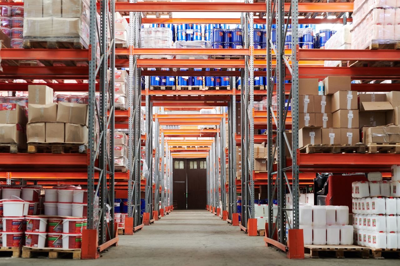 Pasillos de bodega con racks