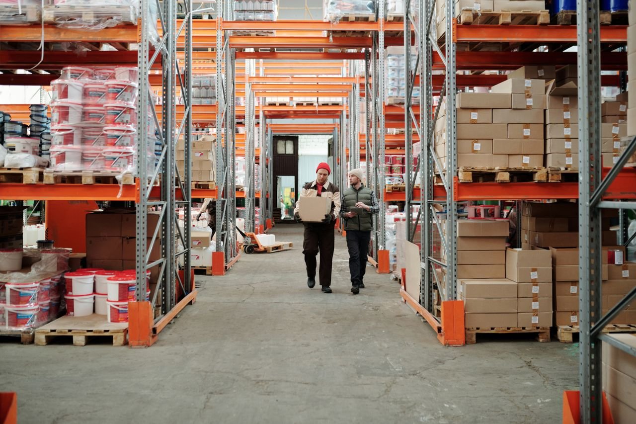 Trabajadores en bodega logística